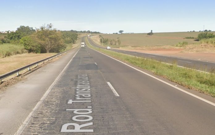 Veículo com pane mecânica interdita parcialmente BR-153 em Ourinhos