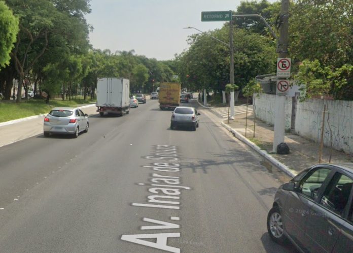 Veículo pega fogo na Avenida Inajar de Souza