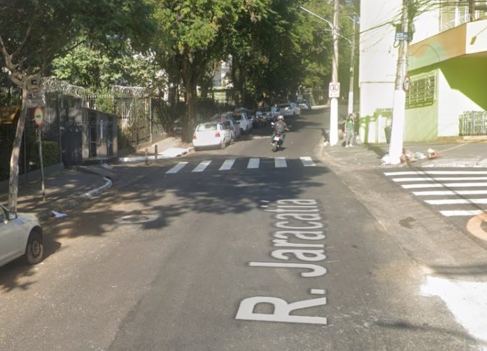 Veículo pega fogo na Rua Jaracatiá no Jardim Maria Duarte