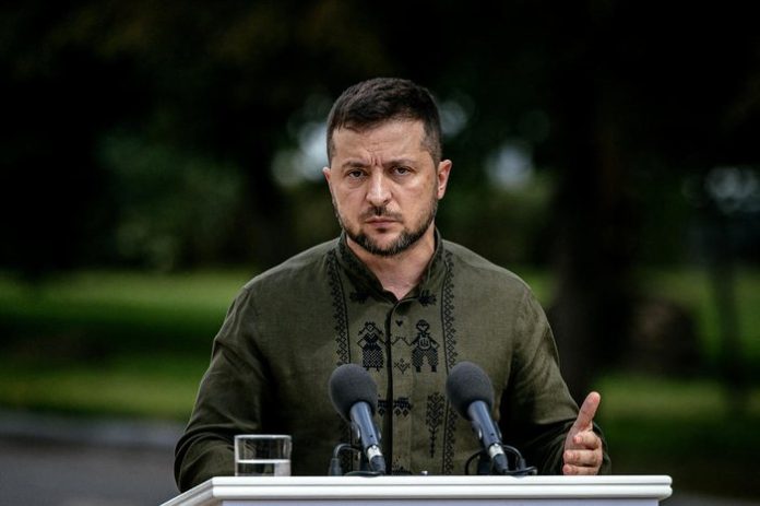 Zelensky acusa Trump de estar 'ao lado' de Putin