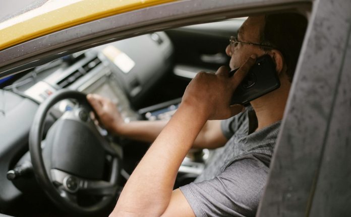 A importância de não falar ao celular enquanto dirige