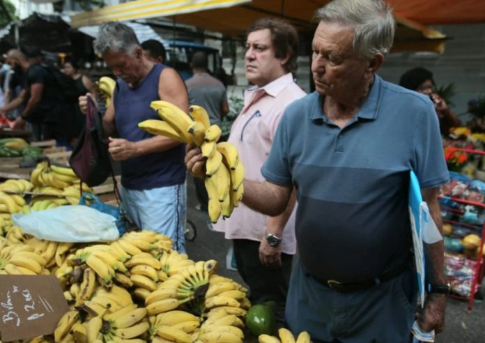 'A preço de banana'? Valor da fruta dispara devido a baixa oferta