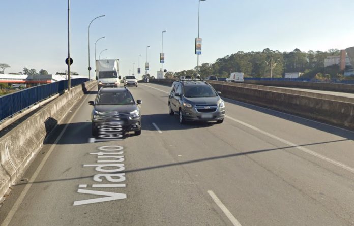 Acidente entre automóvel e moto deixa homem ferido no Viaduto Tereza Delta