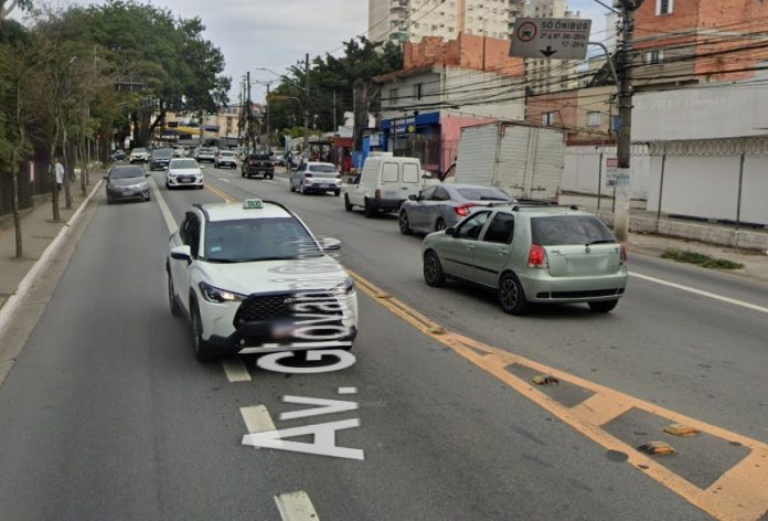 Acidente entre carro e moto deixa homem ferido na Avenida Giovanni Gronchi