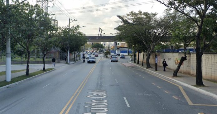 Acidente entre carro e moto deixa homem ferido na Avenida Guido Caloi