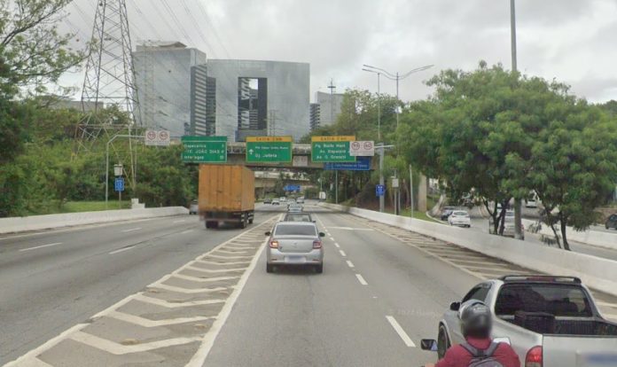 Acidente entre carro e moto deixa homem ferido na Marginal Pinheiros