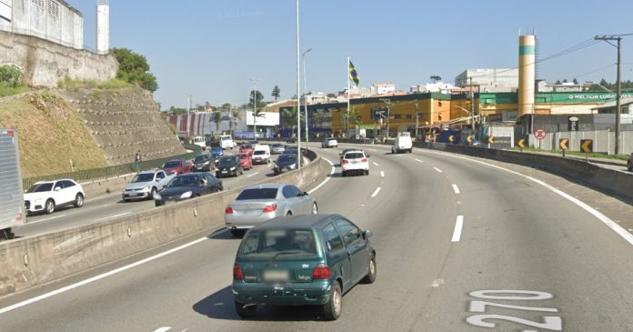 Acidente entre dois carros na rodovia Raposo Tavares em SP