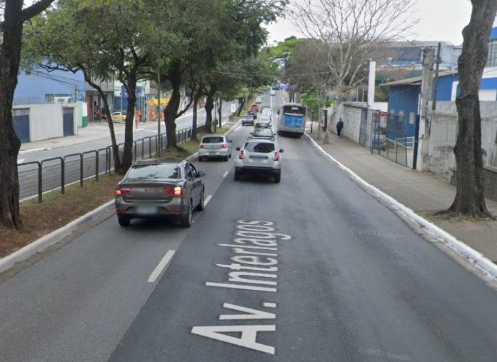 Acidente entre moto e automóvel deixa homem ferido na Avenida Interlagos