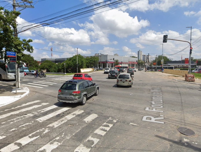 Acidente entre ônibus e moto na Rua Fortuna de Minas