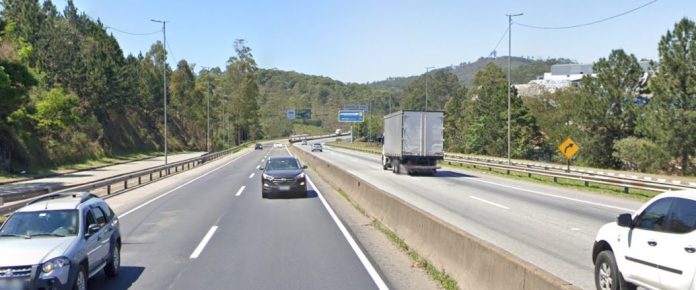 Acidente interdita parcialmente rodovia Fernão Dias em Mairiporã