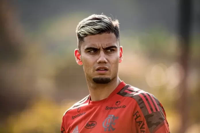 Andreas Pereira está de volta e vai dividir campo com Ayrton Lucas