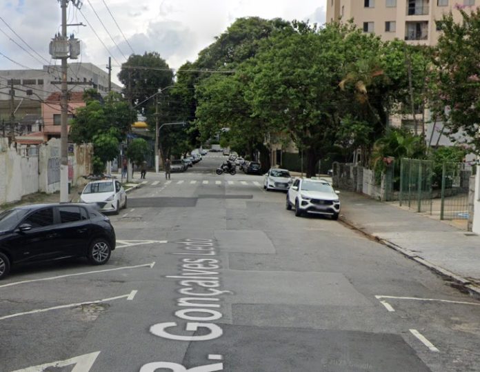 Automóvel capota e deixa feridos na Rua Gonçalves Ledo no Ipiranga