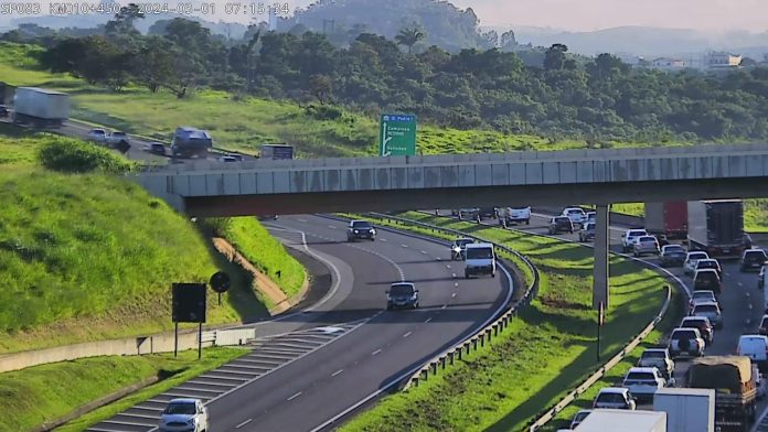 Automóvel capota no Anel viário Magalhães Teixeira em Valinhos