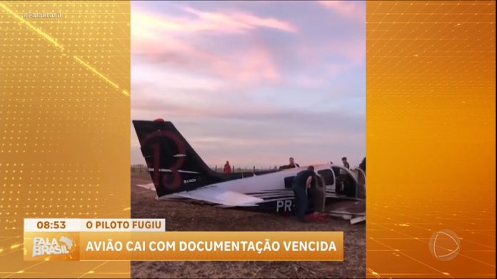 Avião de pequeno porte cai em Birigui, no interior paulista - RecordTV