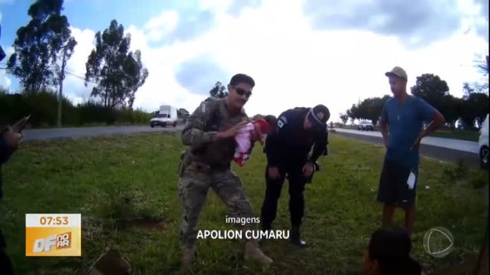 Bebê de duas semanas é salva por policiais após engasgar durante amamentação - Brasília