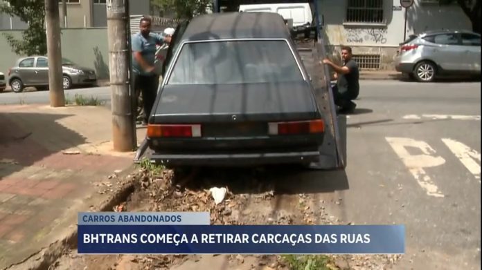 BHTrans começa a recolher carcaças de veículos abandonados em ruas de BH