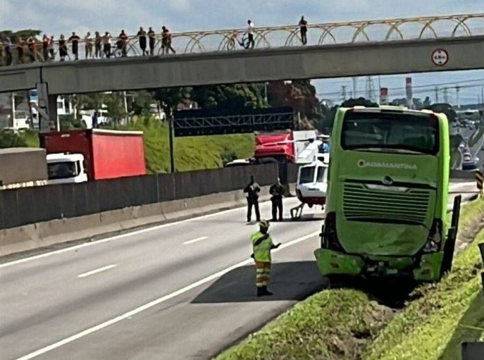 Caminhão colide na traseira de ônibus da Adamantina na Via Dutra em São José dos Campos