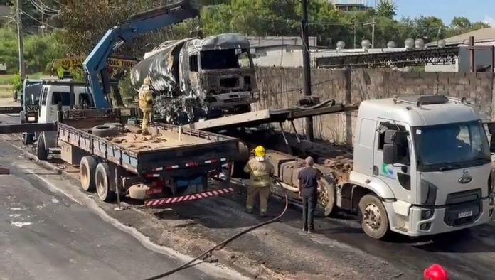 Caminhão que explodiu é retirado do Anel Rodoviário em Belo Horizonte