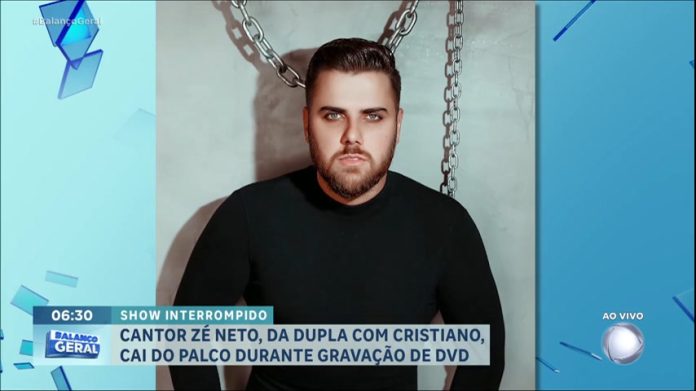 Cantor Zé Neto cai do palco durante gravação de DVD - RecordTV