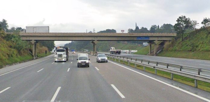 Carreta com pane mecânica bloqueia faixas da rodovia Castelo Branco em Araçariguama