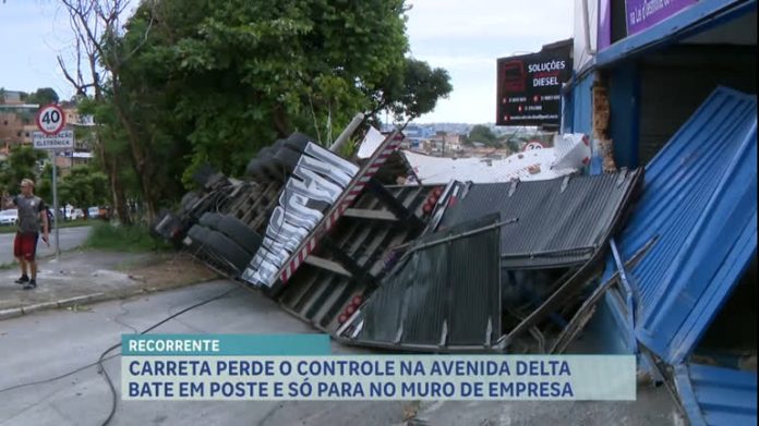 Carreta perde controle e bate em um muro no bairro João Pinheiro, em BH