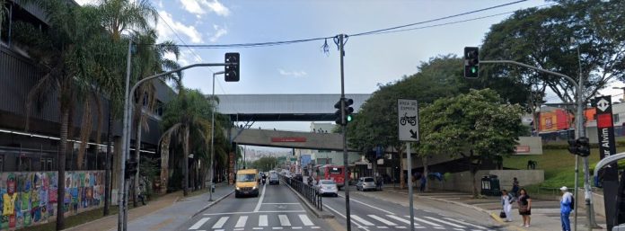 Carro bate em mureta na Radial Leste