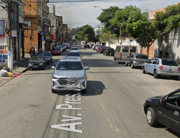 Carro colide com muro e deixa feridos na Avenida Presidente Juscelino em Diadema