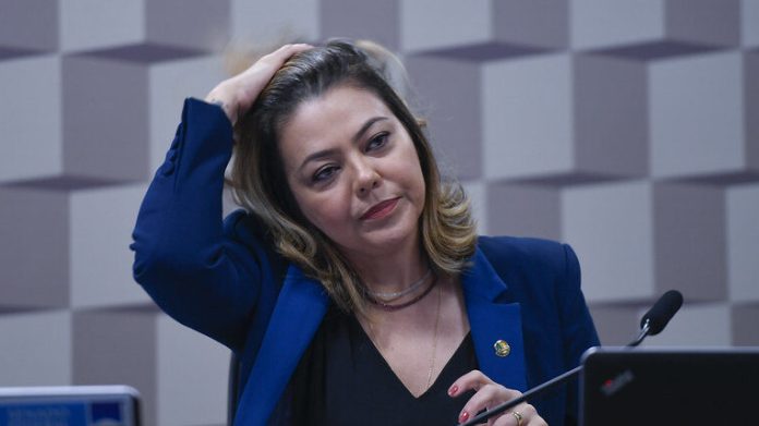 Carro de senadora Leila Barros é leiloado para quitar dívida com PSB - Notícias