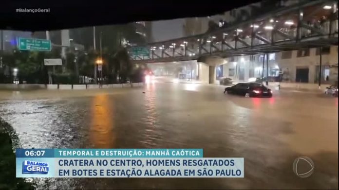 Carro é engolido por cratera e terminal fica alagado após chuva em SP - RecordTV