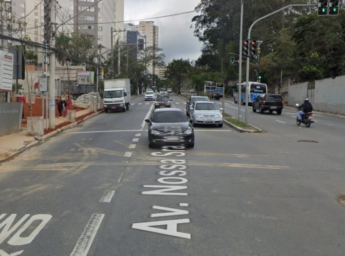 Colisão entre automóvel e moto deixa feridos na Avenida Nossa Senhora do Sabará