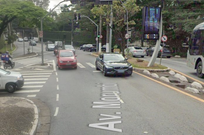 Colisão entre moto e automóvel deixa um ferido na Avenida Morumbi