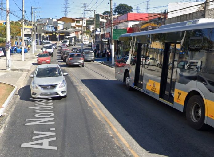 Colisão entre moto e automóvel na Avenida Nordestina