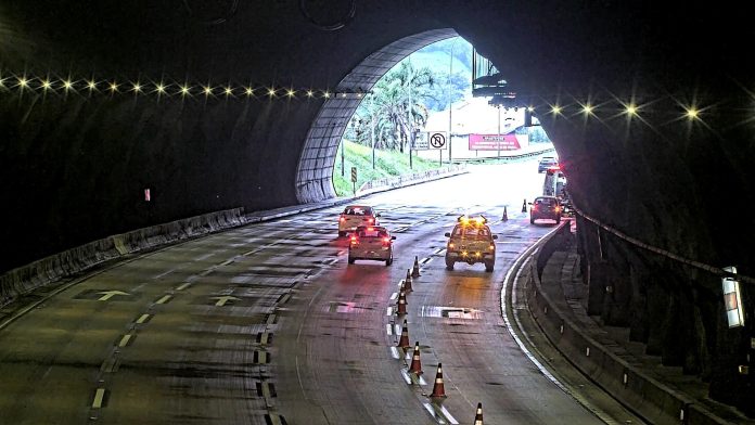 Colisão entre moto e carreta deixa um ferido no Rodoanel em SP