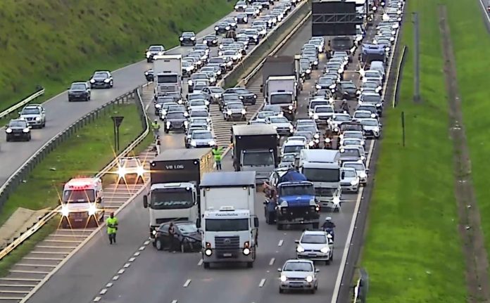 Colisão entre veículos na rodovia Dom Pedro I em Campinas