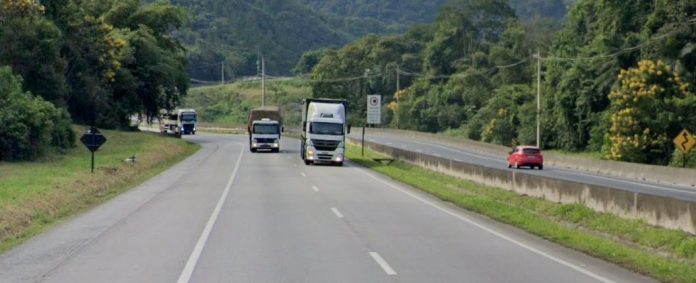 Colisão envolvendo duas carretas na rodovia Régis Bittencourt em Miracatu