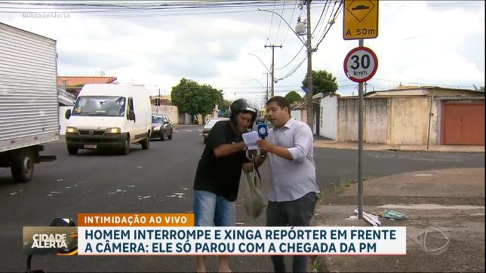 Confusão ao vivo: homem xinga e parte para cima de repórter no interior de São Paulo - RecordTV