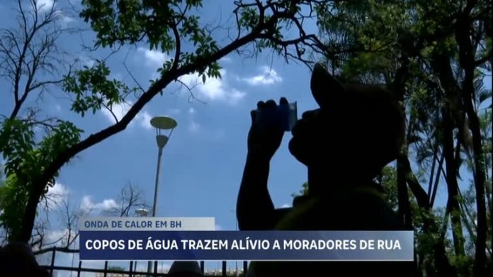 Copos de água são distribuídos nas ruas para aliviar nova onda de calor em BH