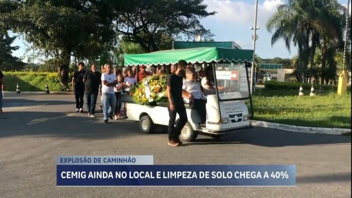 Corpo de motorista que morreu carbonizado em acidente de caminhão-tanque é enterrado em MG