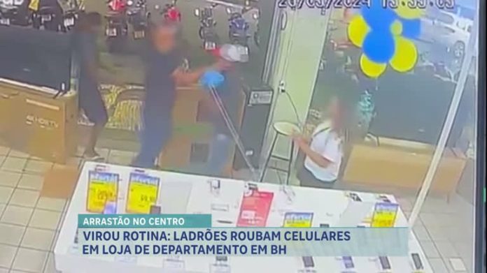 Criminosos enfrentam seguranças de lojas e roubam celulares à luz do dia em BH