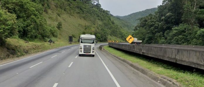 Derramamento de carga interdita parcialmente rodovia Régis Bittencourt em Miracatu