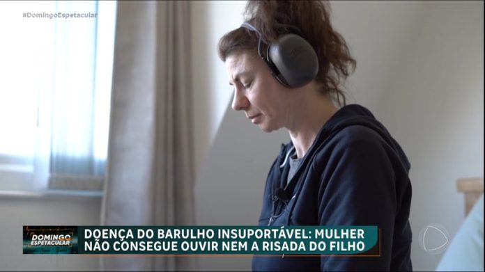 Doença do barulho insuportável: mulher não consegue ouvir nem a risada do filho - RecordTV