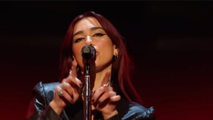 Dua Lipa, Calvin Harris, Kylie Minogue, Raye e mais se apresentam no BRIT Awards. Veja!