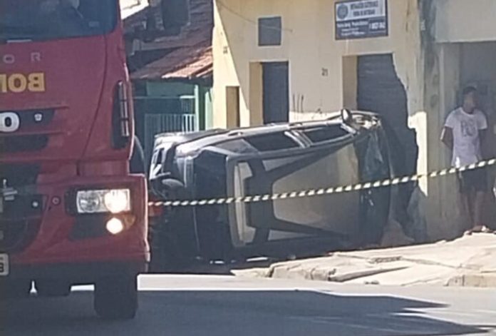 Duas pessoas ficam feridas após carro capotar na região da Pampulha, em BH