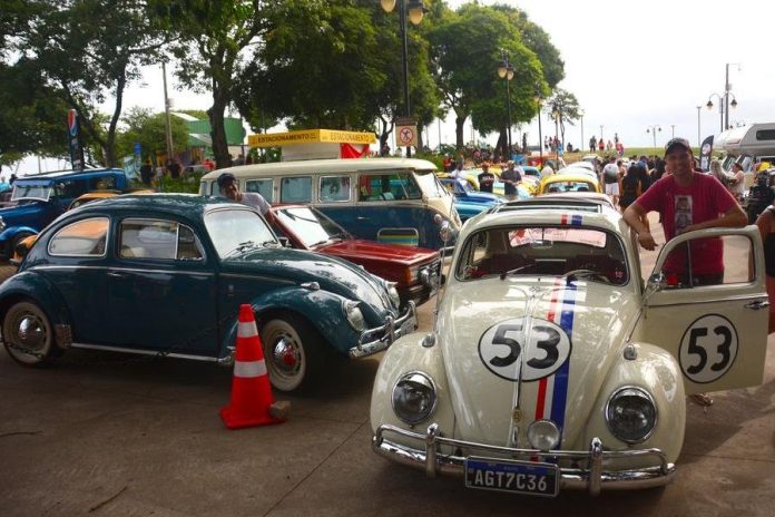 Encontro atrai famílias e apaixonados por carros antigos no Gasômetro