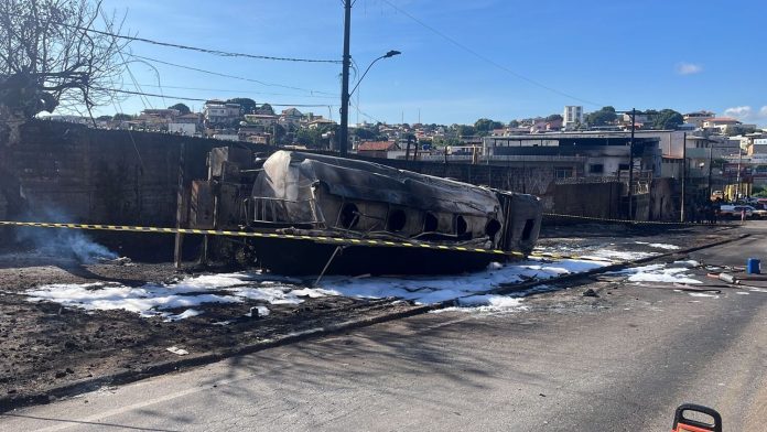 Explosão de caminhão-tanque em BH deixa um morto e nove feridos