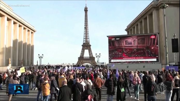 França aprova inclusão do direito ao aborto na Constituição - Notícias