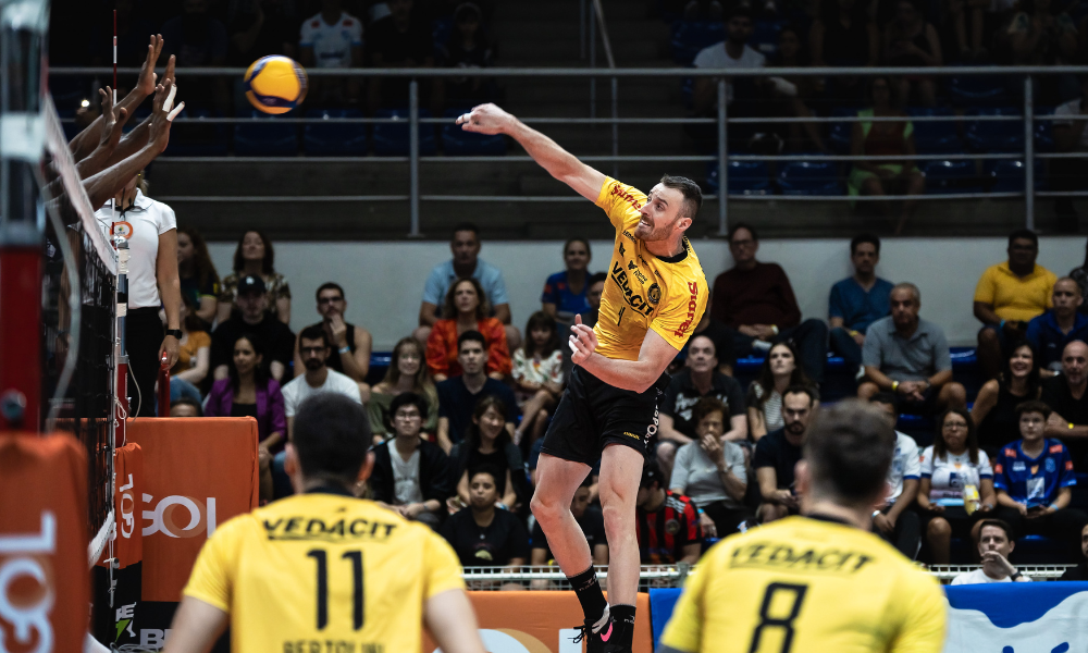 Franco William, do Vedacit Guarulhos, ataca contra o bloqueio do Minas em jogo da Superliga