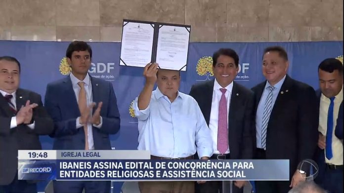 Ibaneis Rocha assina decreto que regulariza terrenos de igrejas e entidades - Brasília