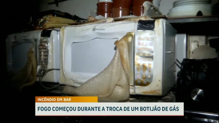 Incêndio em bar começa durante troca de botijão de gás em BH