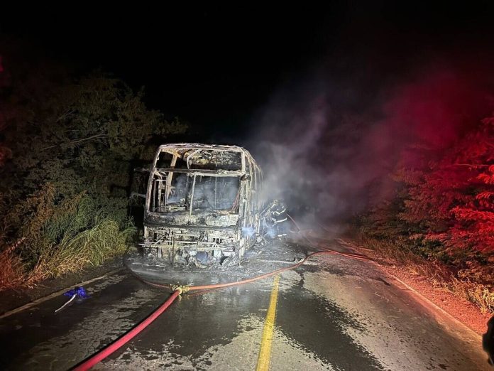 Incêndio em ônibus interdita rodovia e deixa homem ferido no interior de MG